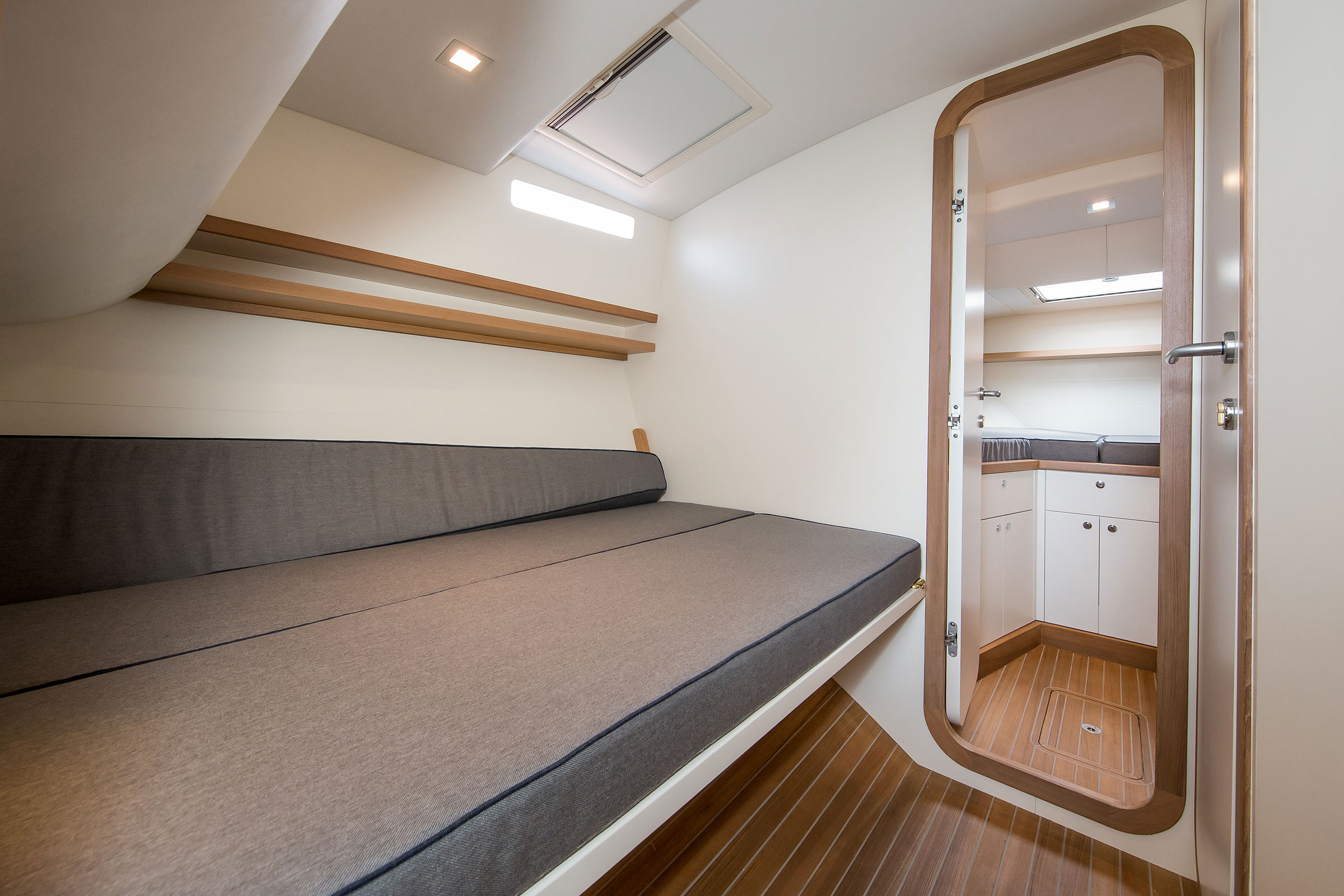 Toy 36 Fly – interni Toy 36 Fly particolare del bagno vista dalla cabina