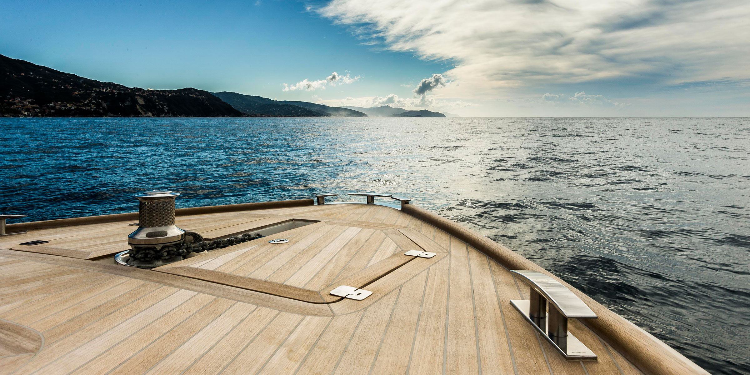 Toy 47 Tender – dettagli Toy Marine 47 Tender particolare della prua con sfondo di cielo nuvoloso