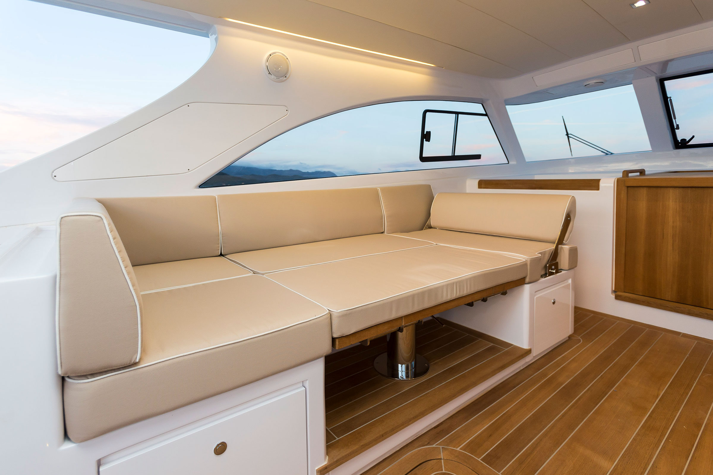 Toy 47 Tender dinette in configuraione relax Dinette Toy 47 Tender in configurazione relax, il tavolo scende e il divano si trasforma in un comodo letto
