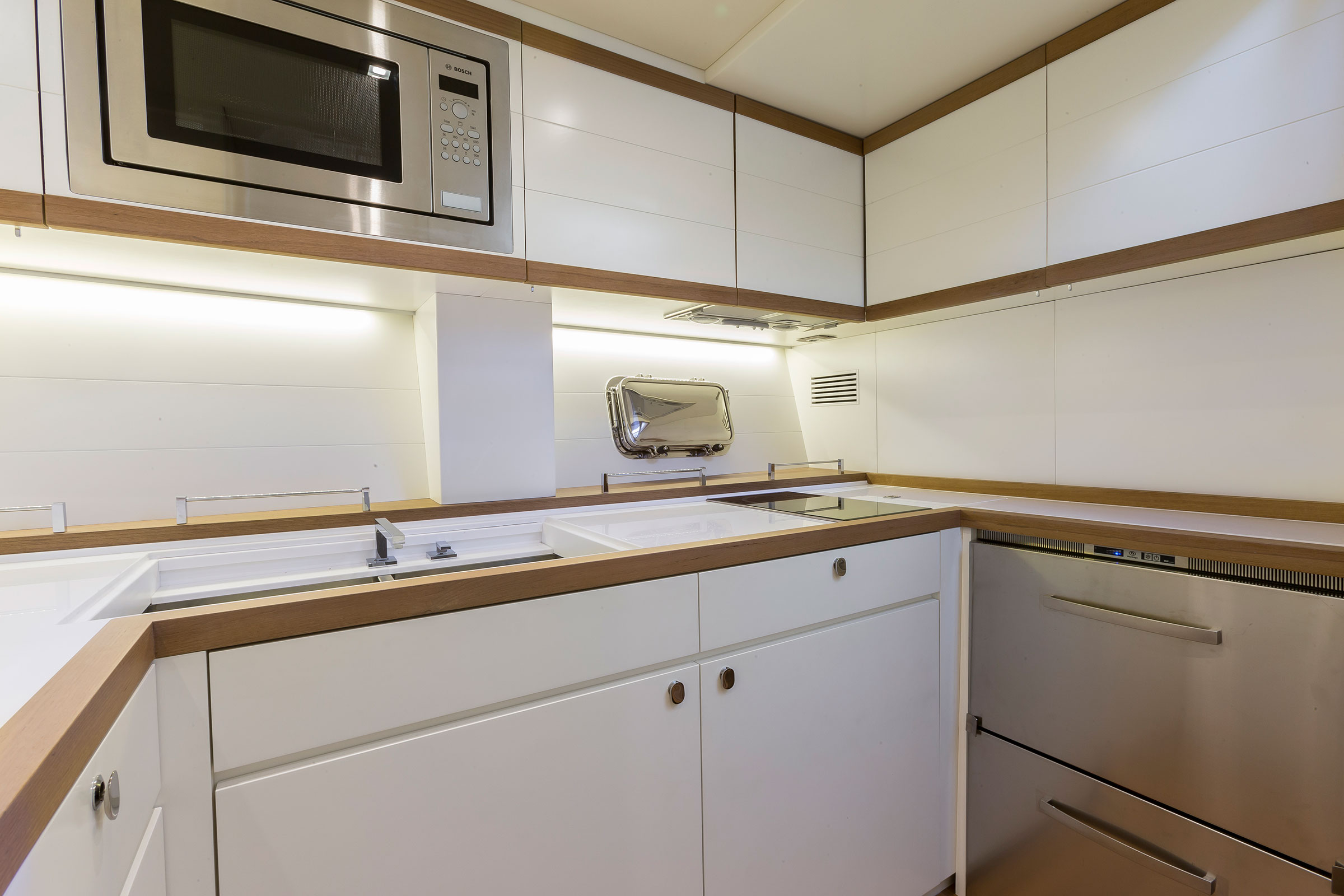 Toy 47 Tender cucina Toy Marine 47 Tender elegante cucina dell'imbarcazione di colore bianco e profili in legno