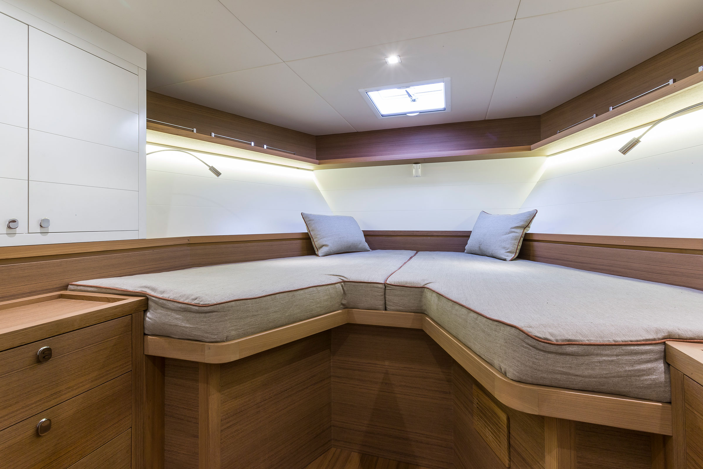 Toy 47 Tender – interni Toy marine 47 Tender particolare della cabina armatoriale in legno e letto a V di colore ecru