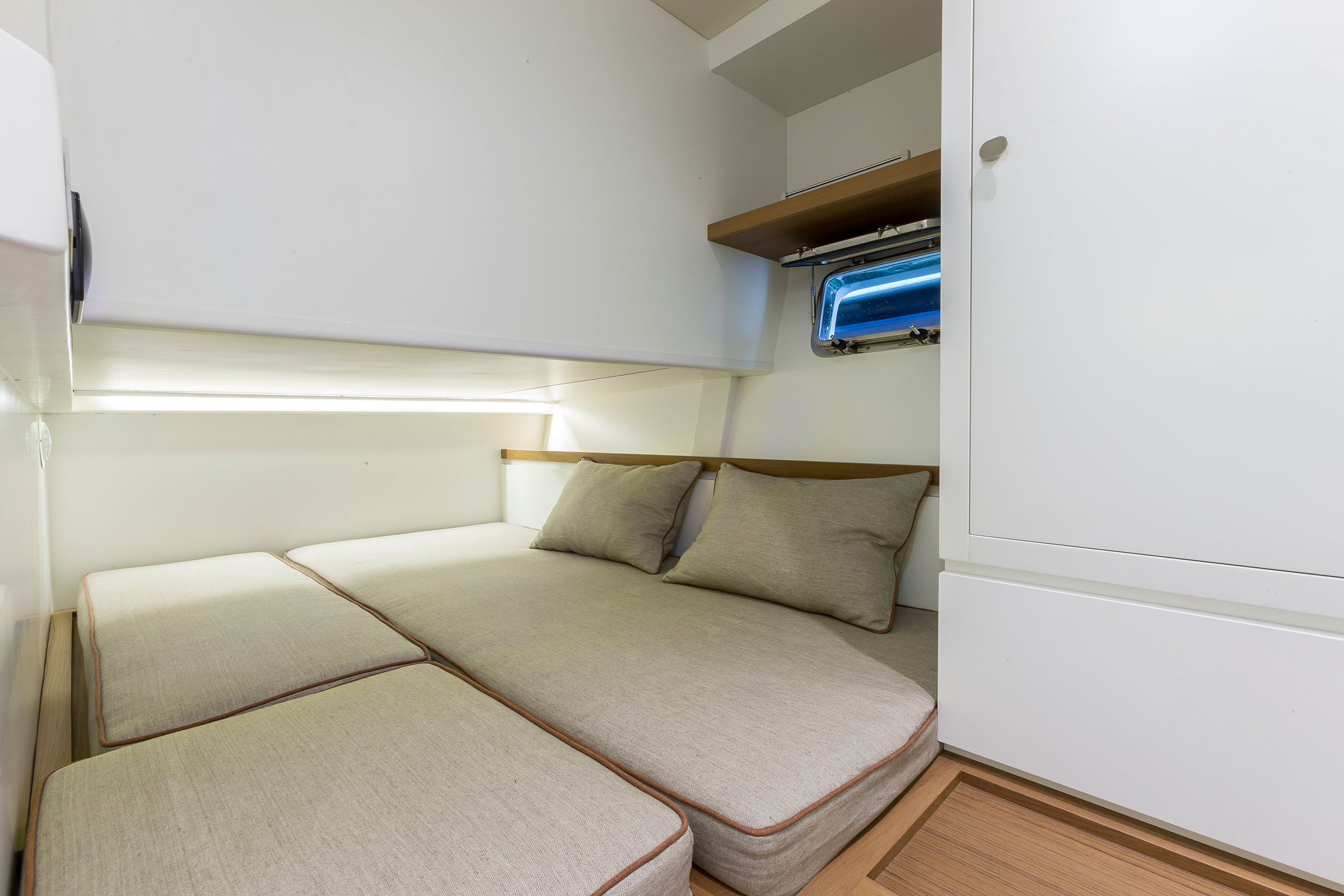 Toy 47 Tender – interni Toy 47 Tender interno cabina ospiti con luci accese