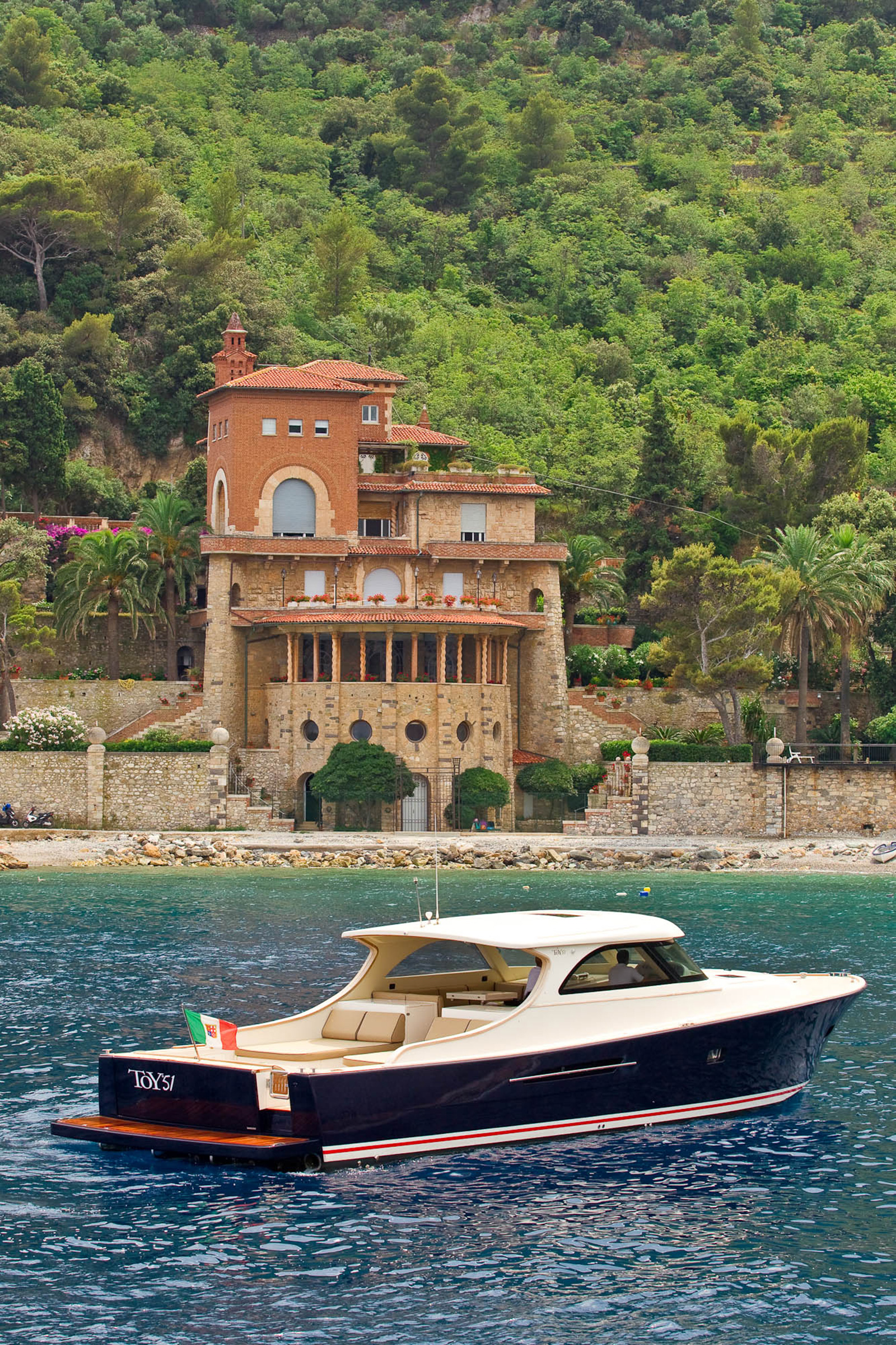 Toy 51 all’ancora Toy Marine 51 barca a motore all'ancora in liguria