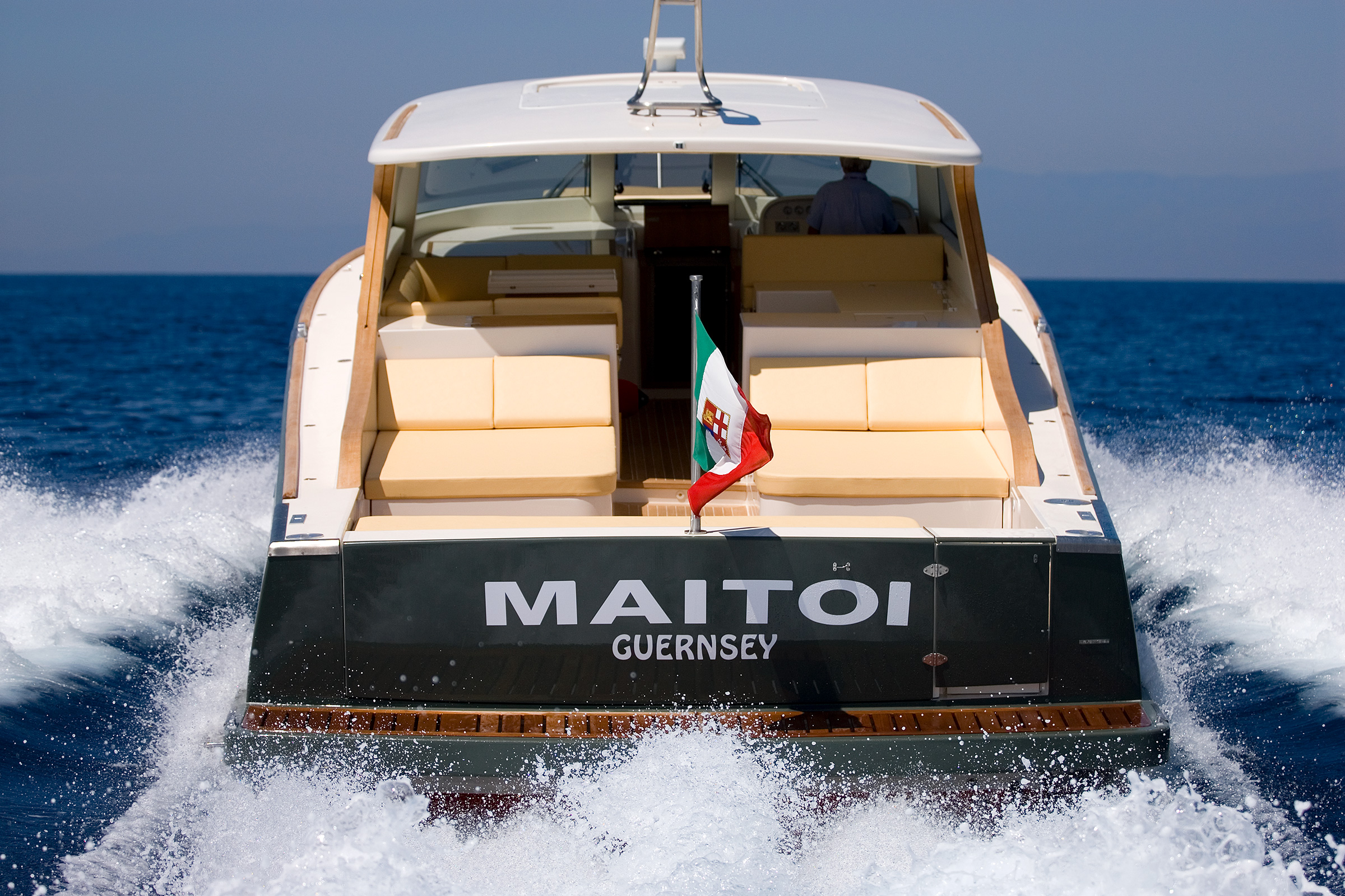Toy 51 – navigazione Toy 51 immagine imbarcazione vista da poppa con il nome Maitoi Guernsey