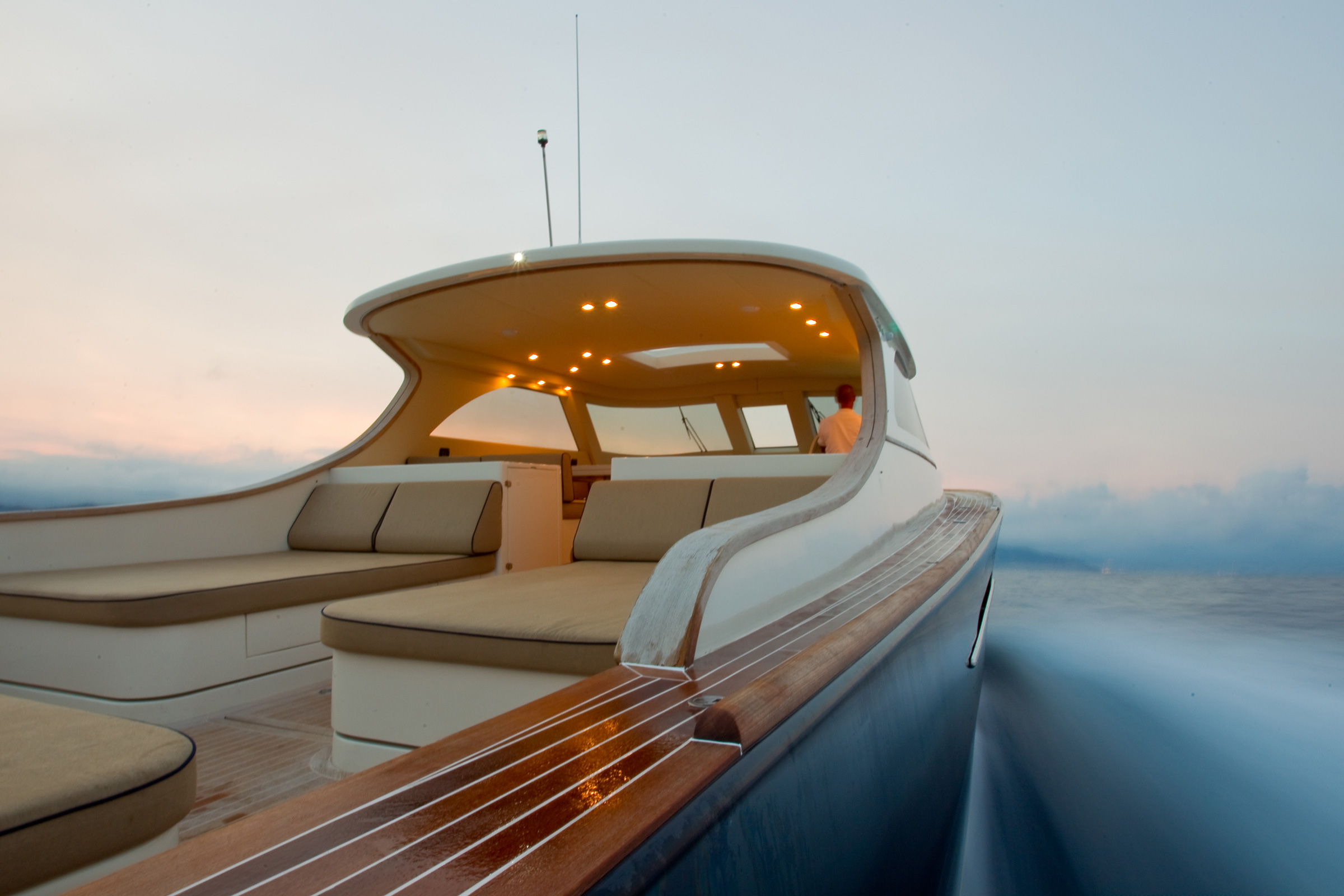 Toy 51 in navigazione con le luci accese Toy Marine 51 in navigazione all'imbrunire con le luci accese