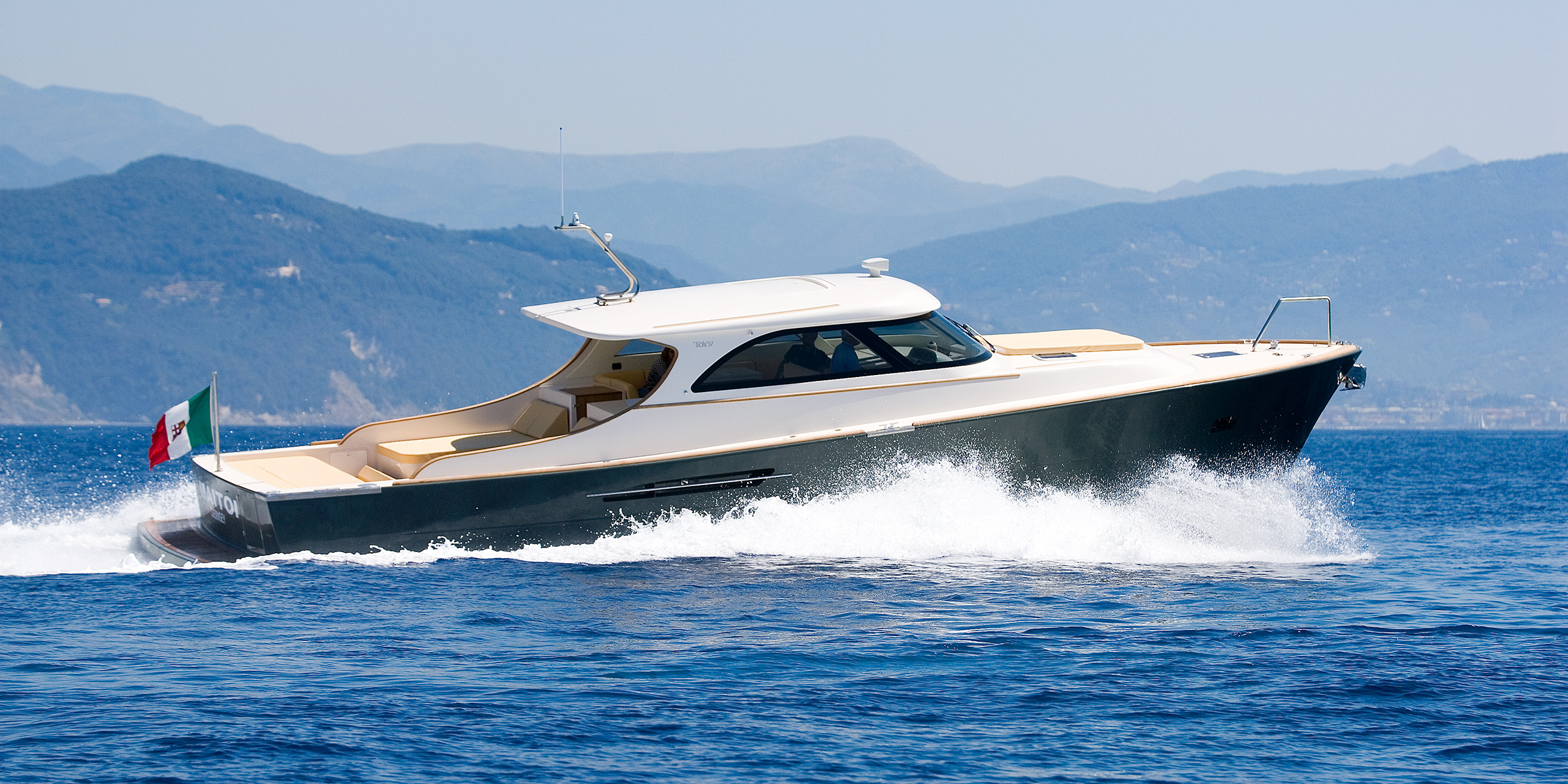 Toy 51 in navigazione Toy Marine 51 in navigazione con colline nello sfondo