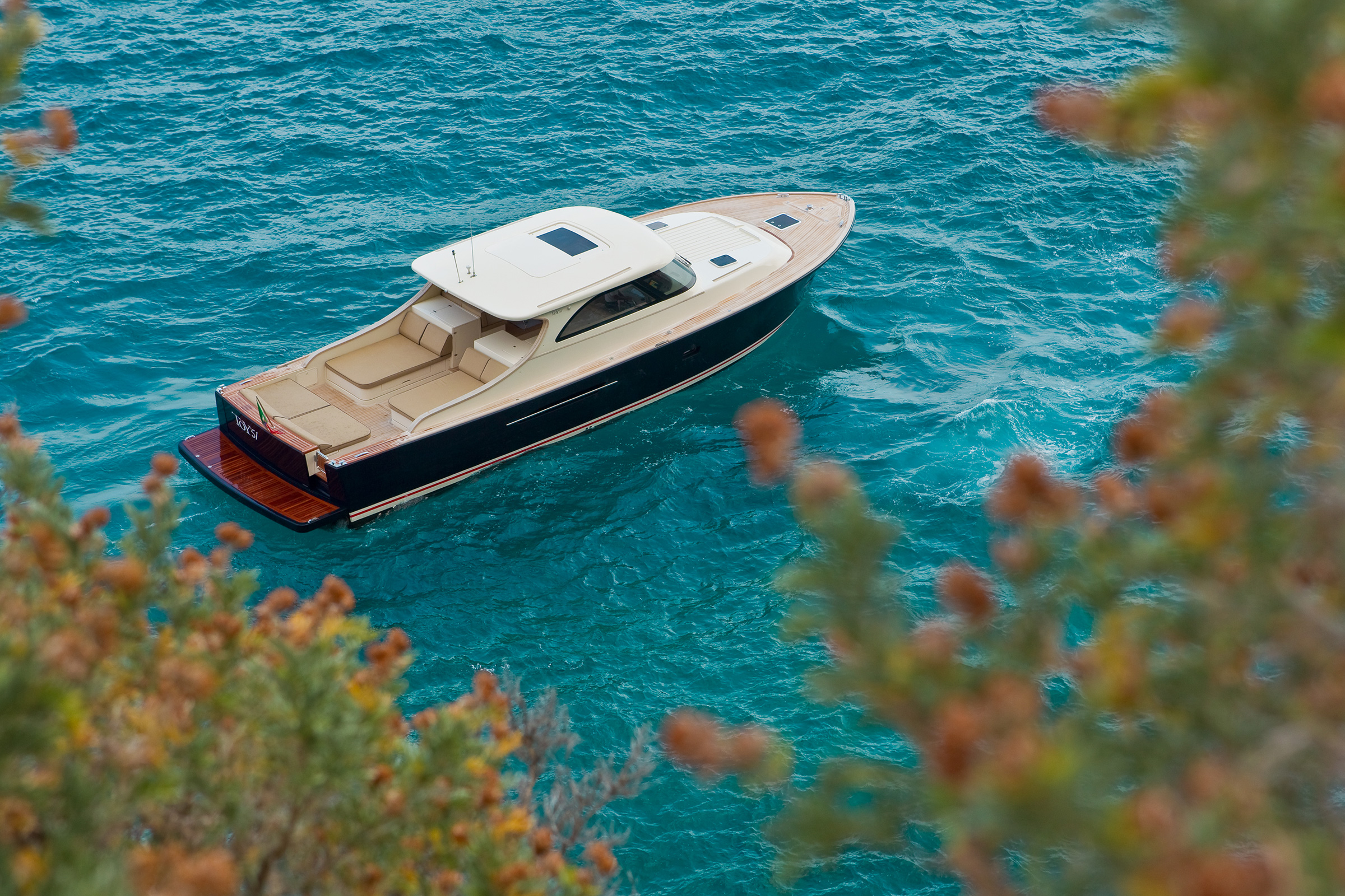 Toy 51 in mare Toy Marine 51 in uno splendido mare azzurro visto dall'alto