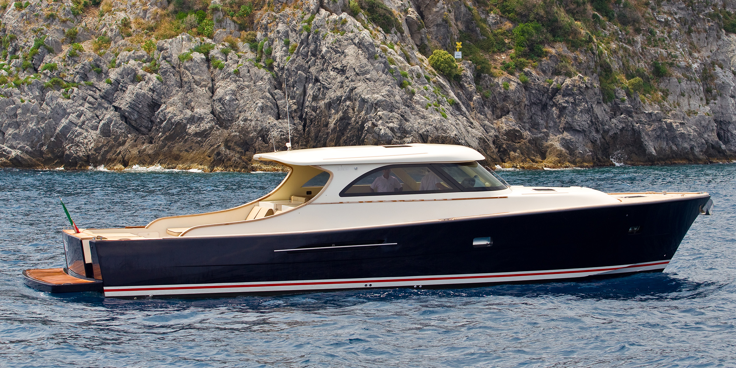 Toy 51 in mare Toy 51 con livrea blu in mare con sfondo roccioso