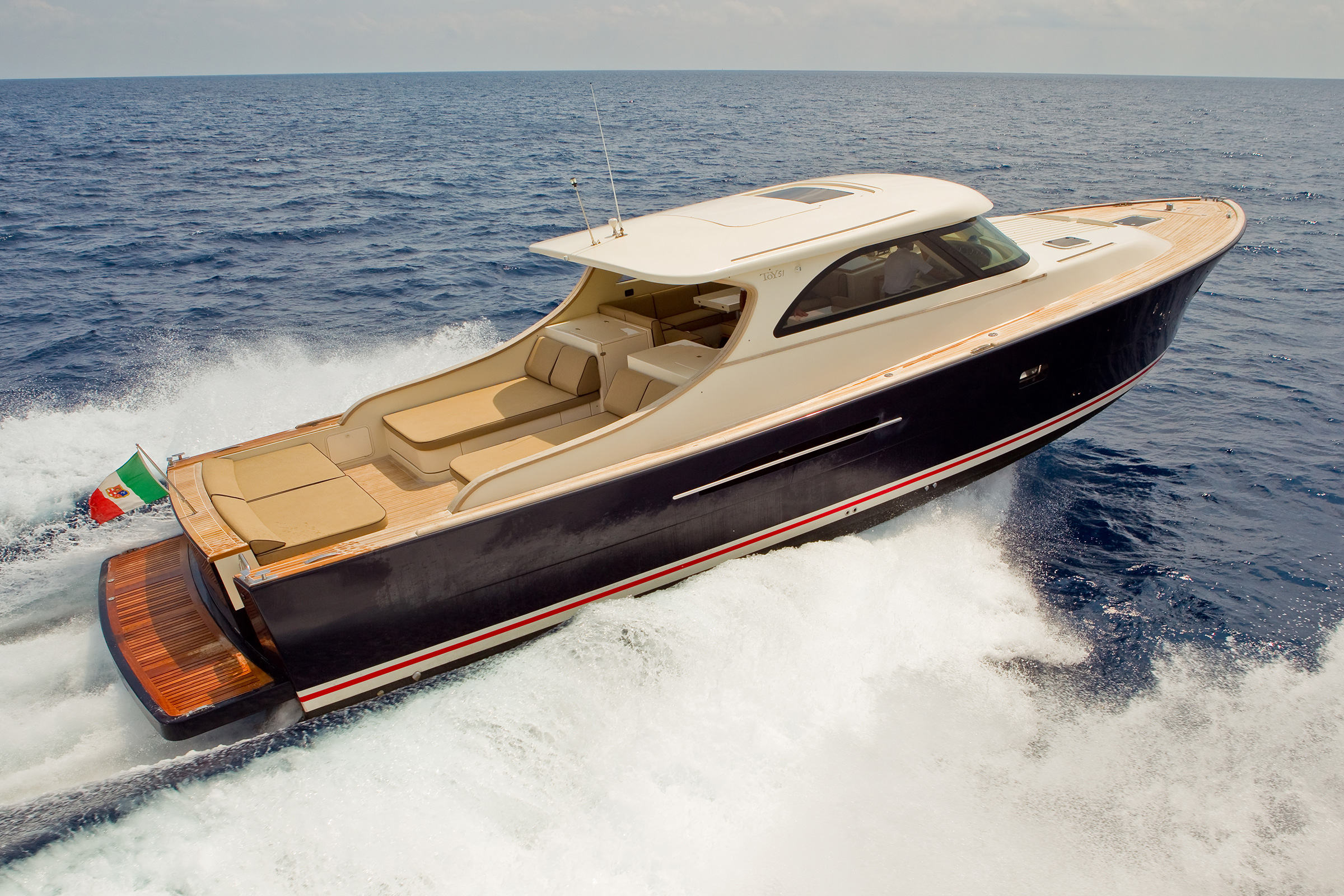 Toy 51 – navigazione Toy 51 barca a motore classica con livrea blu e linee di galleggiamento rosse