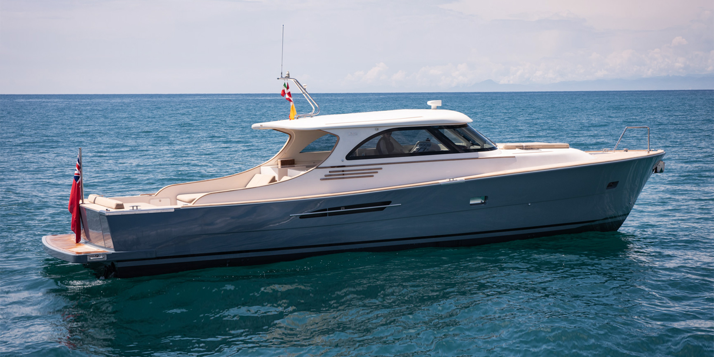 Toy 51 – navigazione Toy Marine 51con livrea azzurra in navigazione