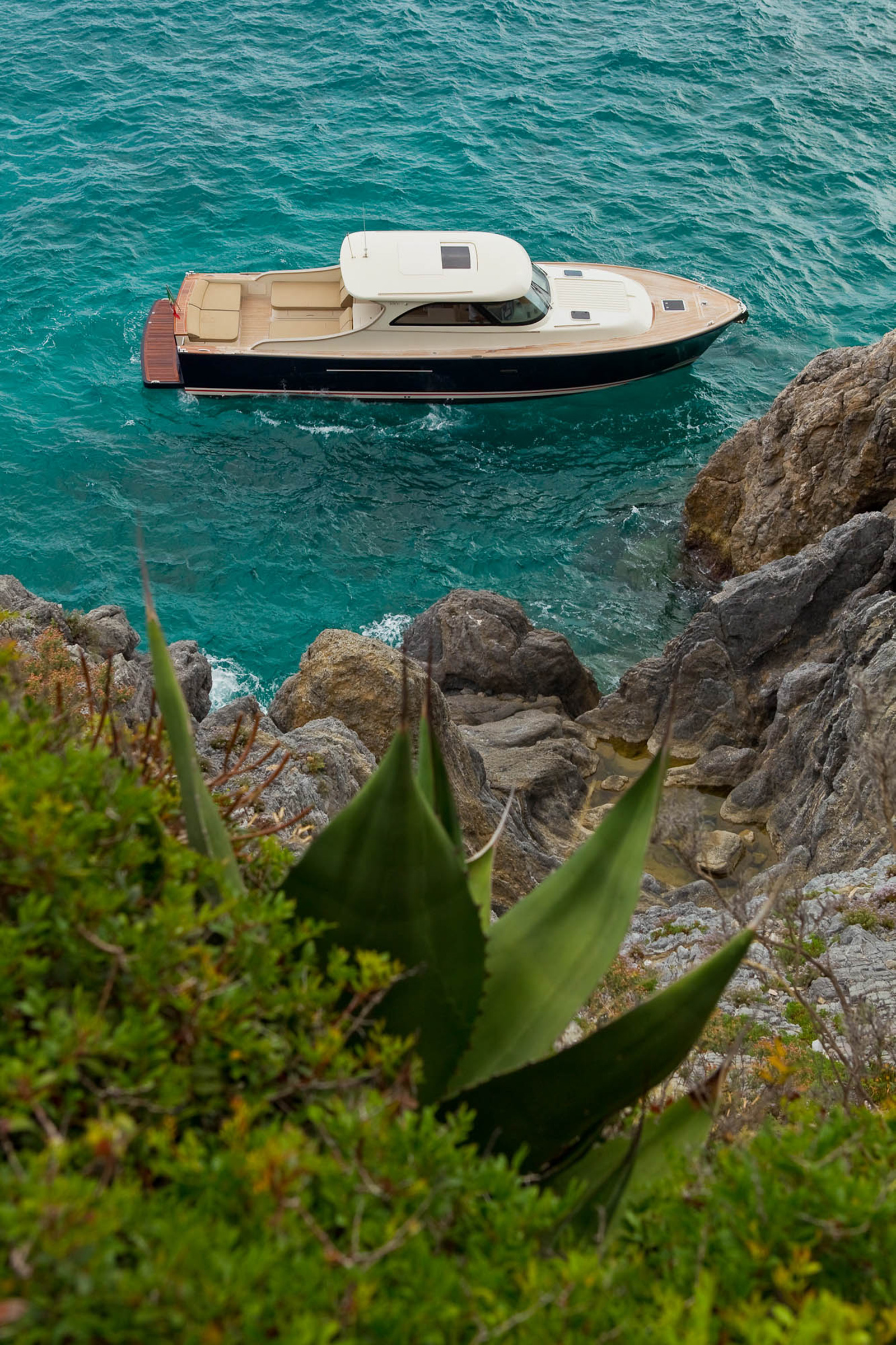Toy 51 all’ancora Toy Marine 51 all'ancora vista dall'altro di uno sperone di rocce