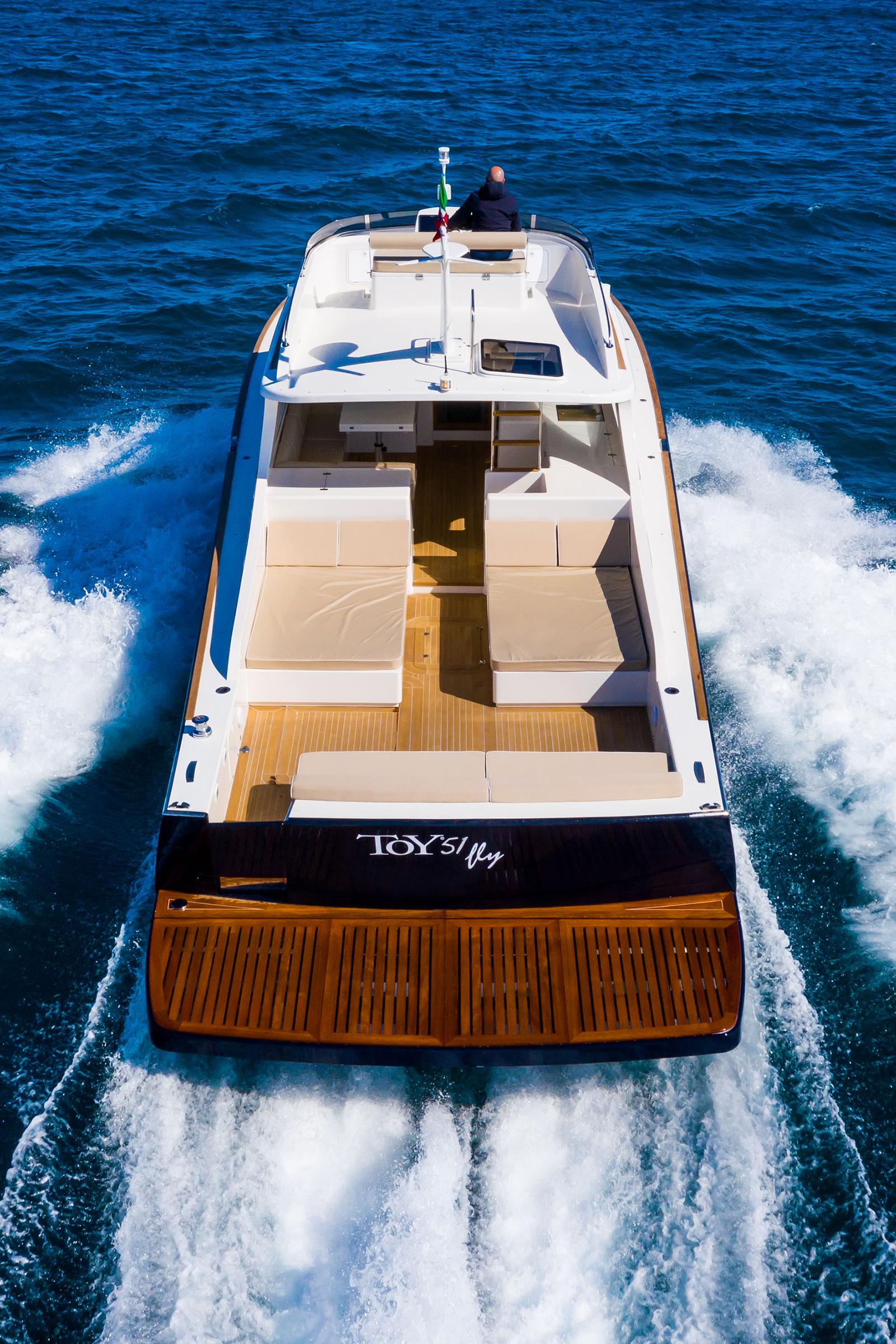 Toy 51 Fly – interni Toy 51 Fly barca motore in mare vista da poppa