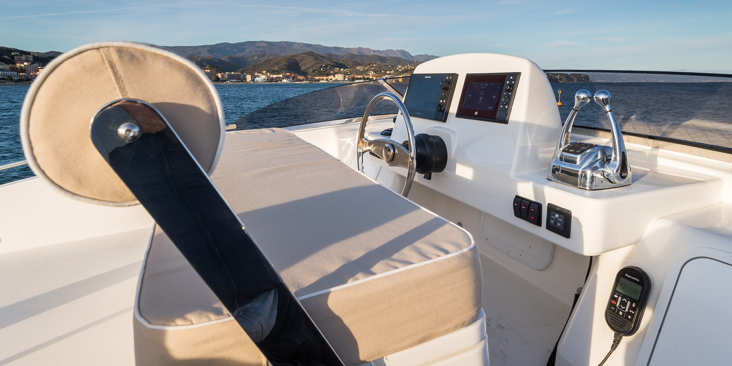 Toy 51 Fly – interni Toy 51 Fly barca motore postazione di guida sul fly bridge