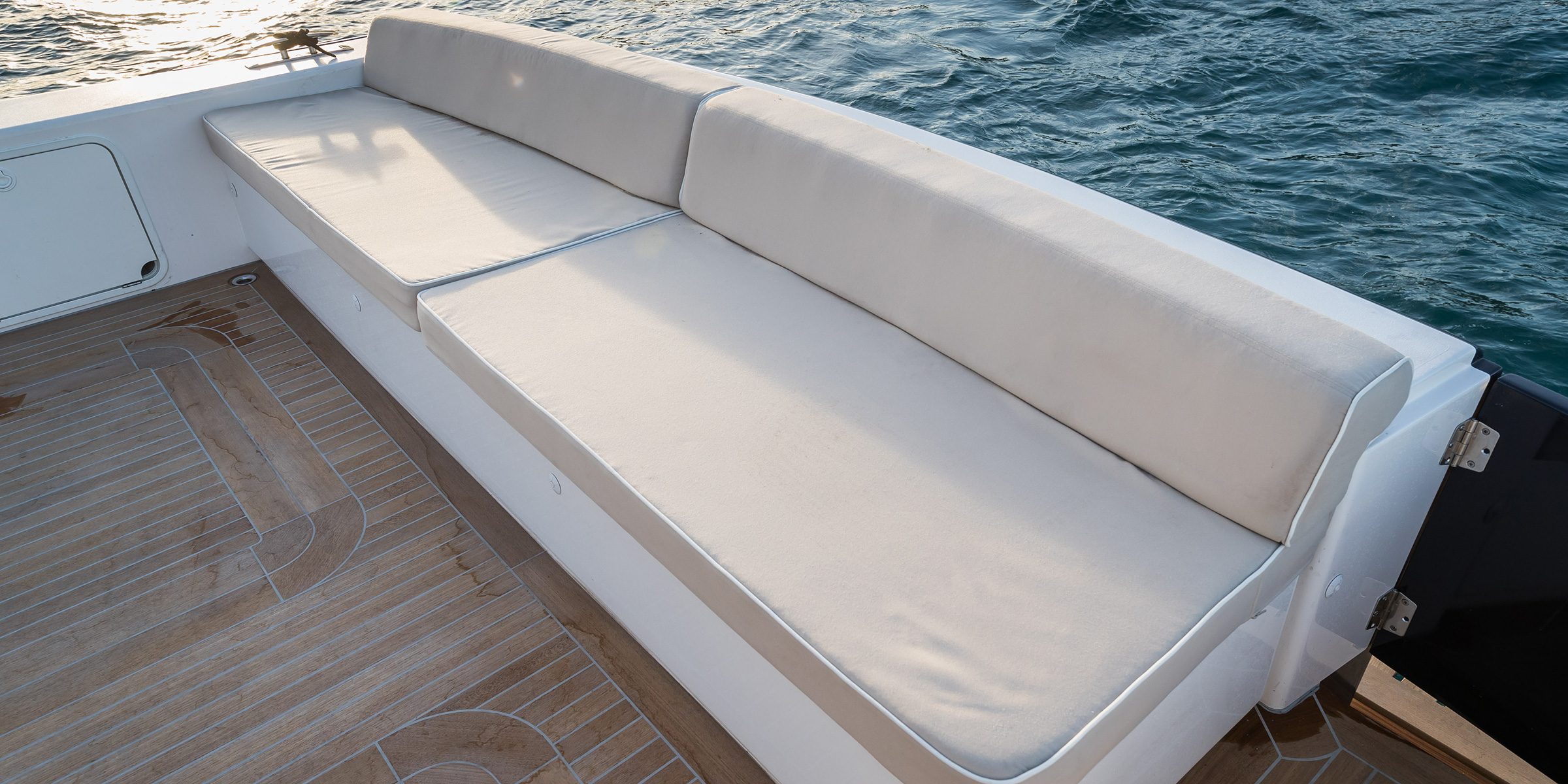 Toy 51 Fly divano di poppa Toy Marine 51 Fly elegante divano di poppa color crema