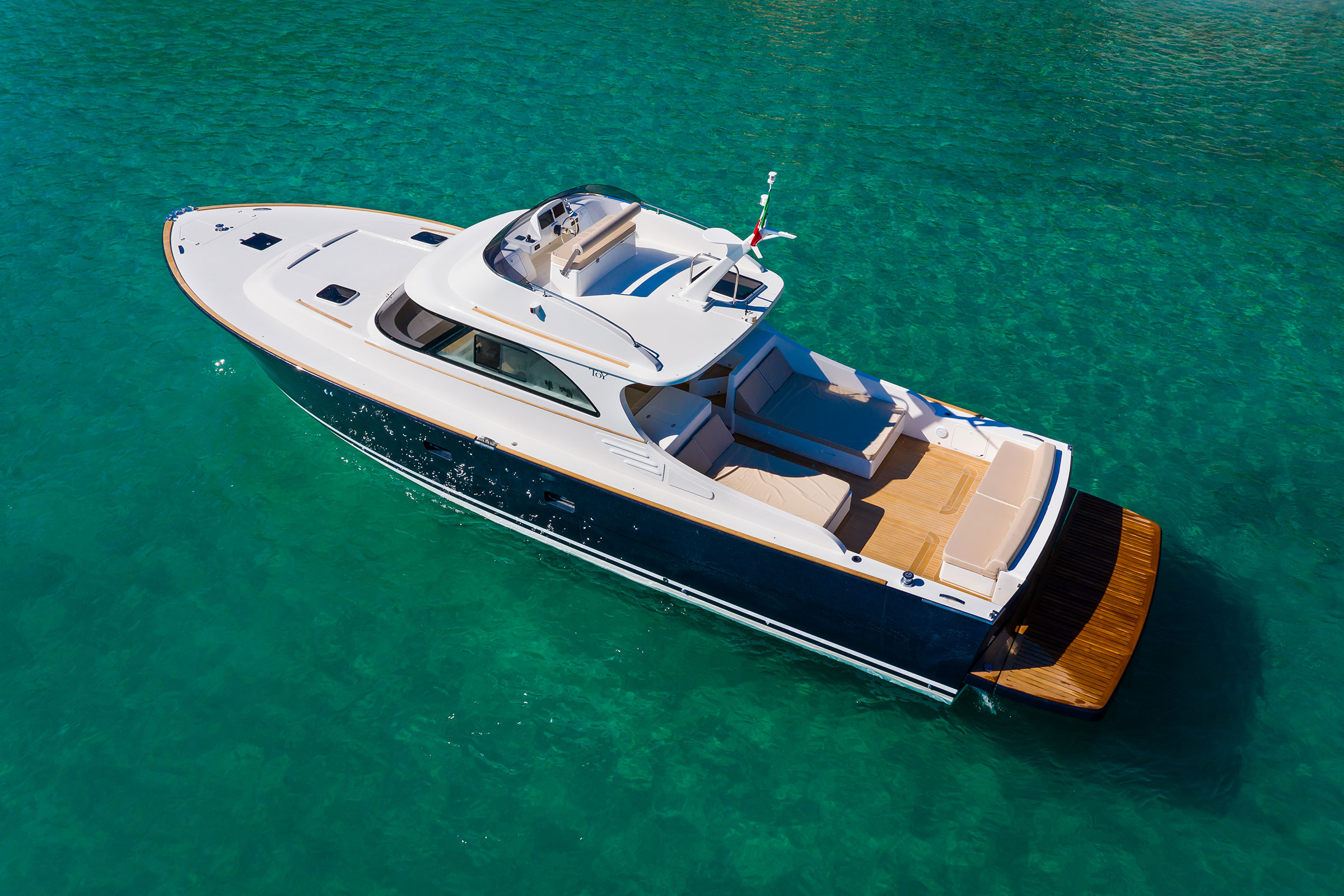 Toy 51 Fly in navigazione Toy 51 Fly barca a motore livrea blu immersa in un mare cristallino