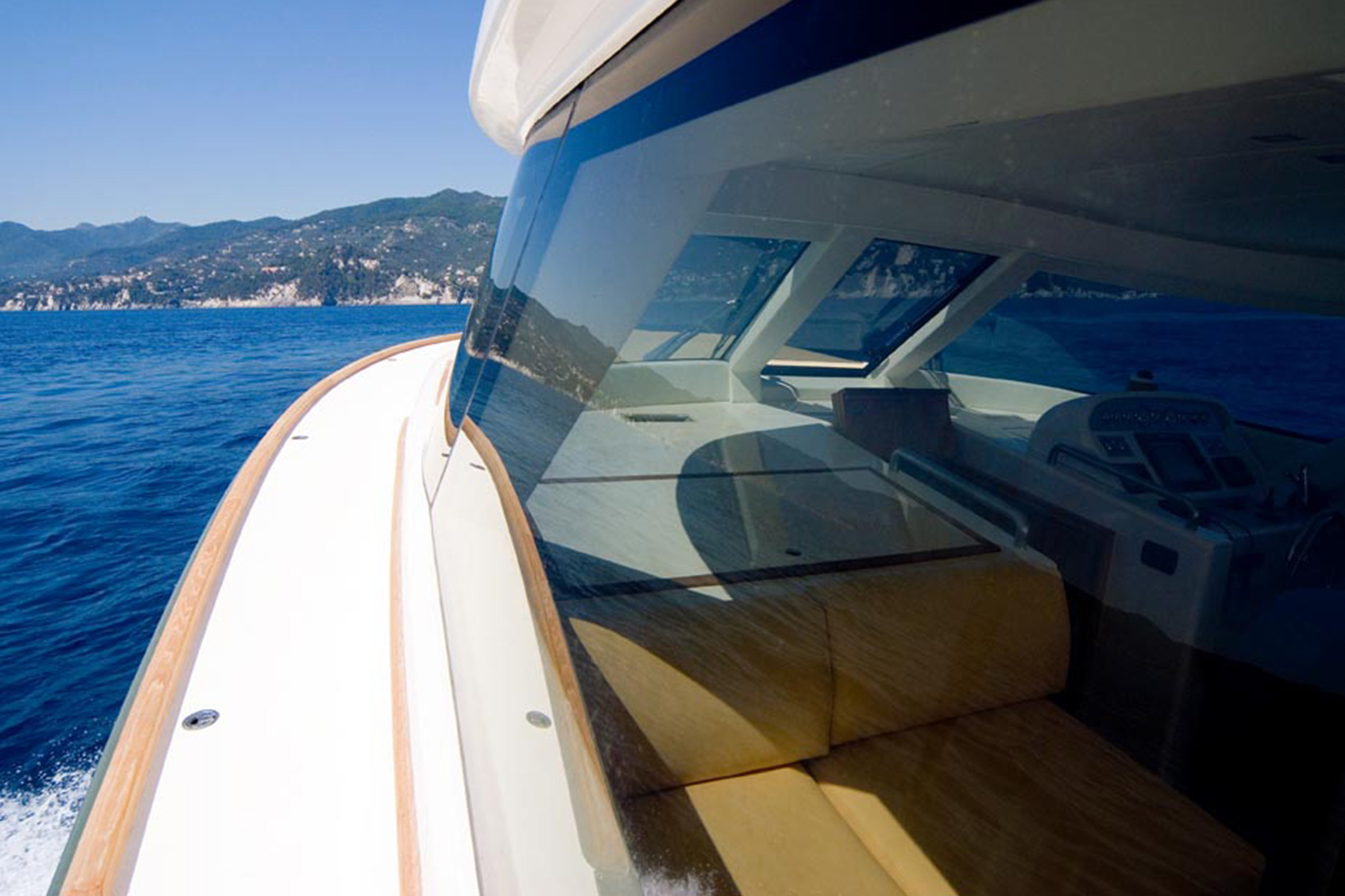 Toy 51 – dettagli Toy 51 barca a motore classica in navigazione