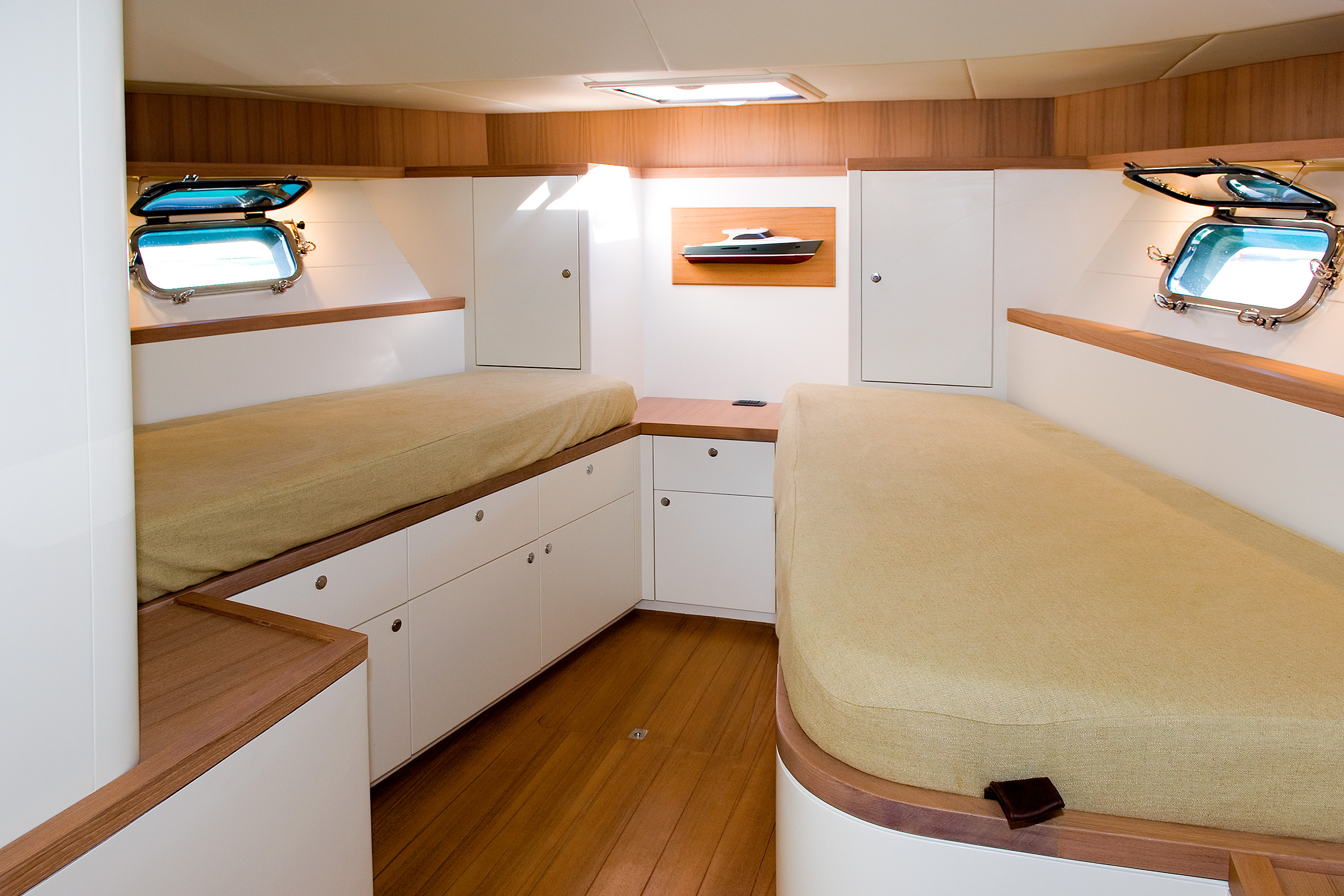 Toy 51 – interni Toy Marine 51 interno cuccetta a due letti con pavimento e dettagli in legno