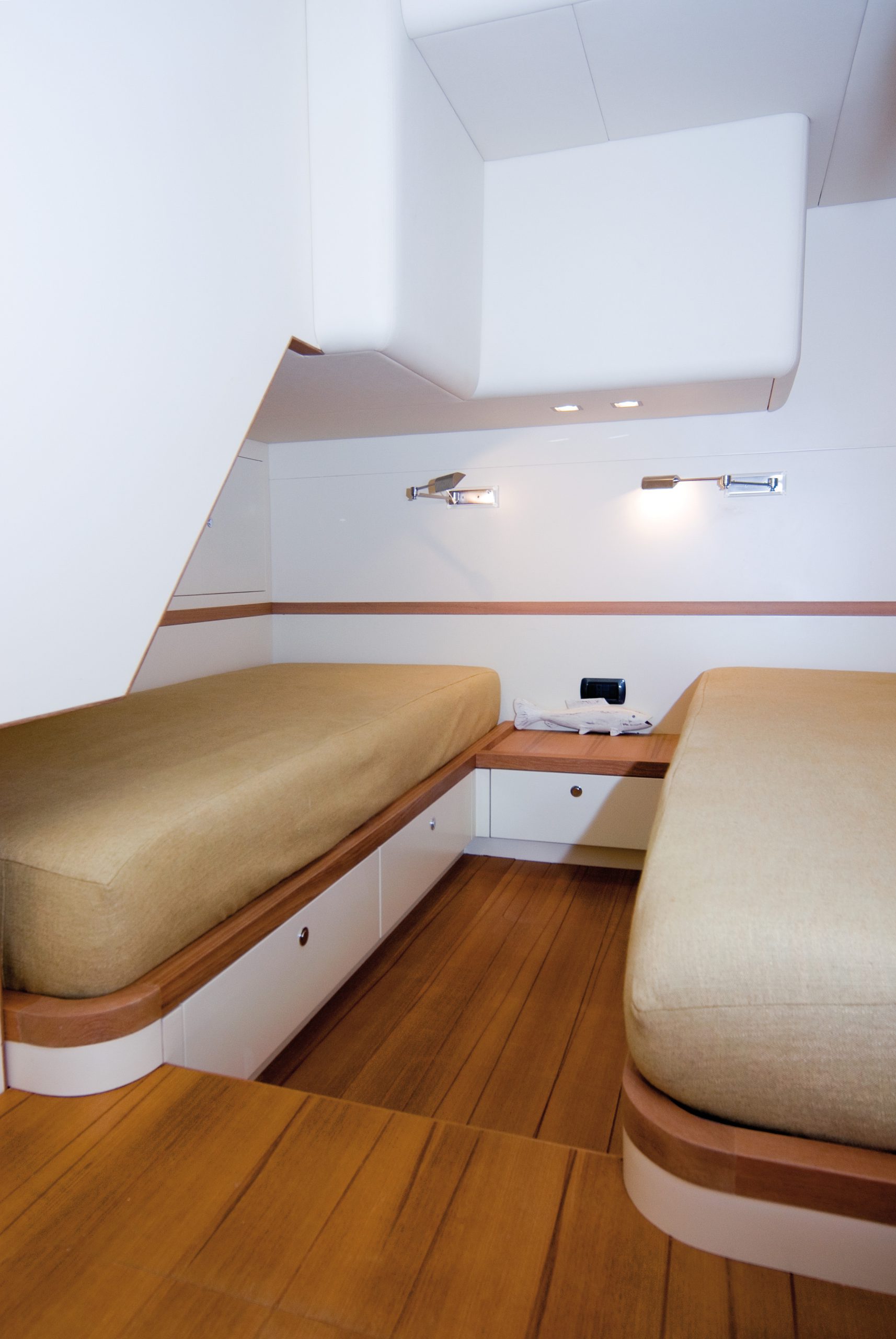 Toy 51 – interni Toy 51 barca a motore interno di una cabina a due letti con pavimento in legno