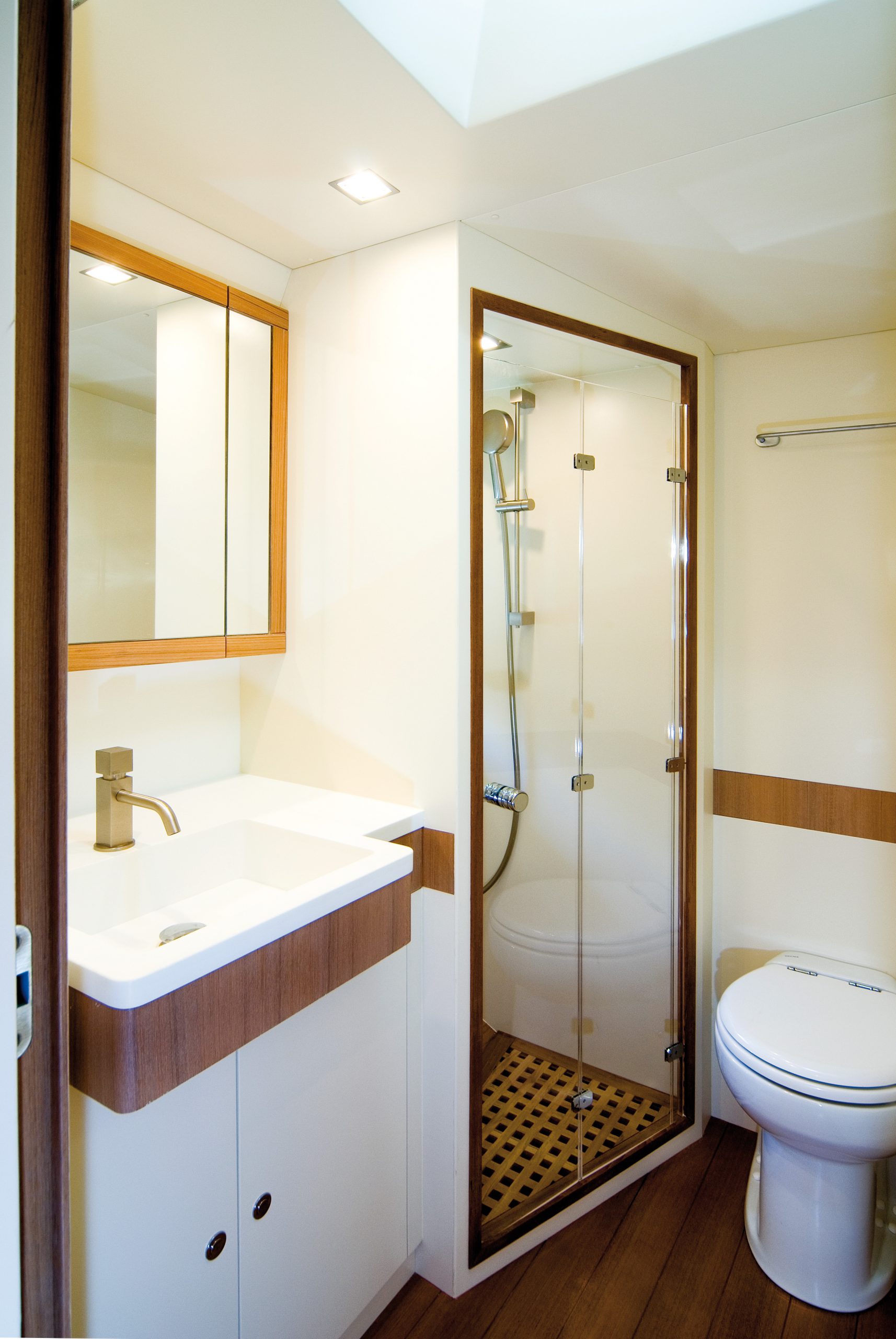 bagno Toy 51 Toy 51 interni della barca particolare del bagno con pavimento in legno e mobili bianchi