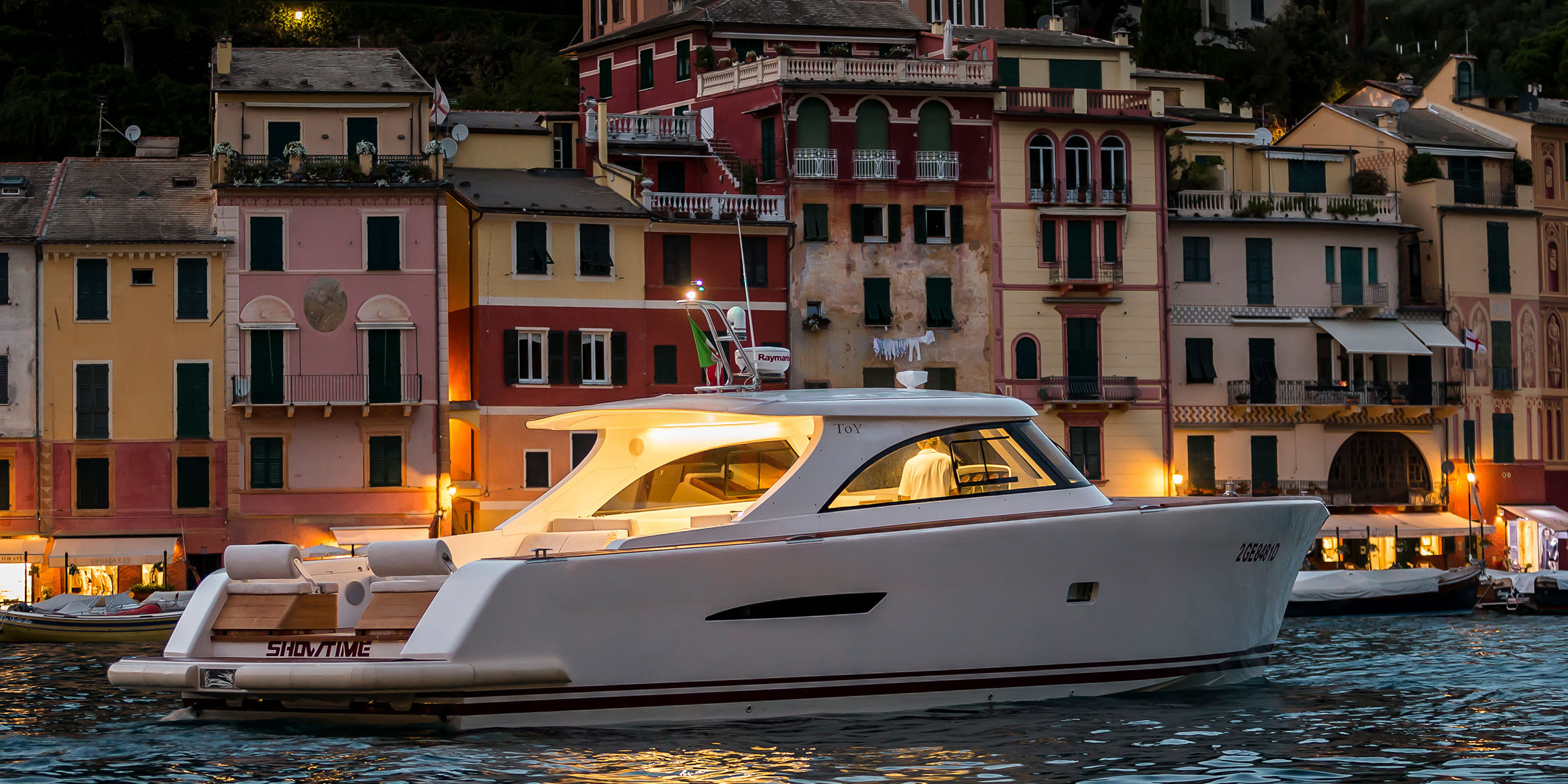 Toy 47 in navigazione all'imbrunire in Liguria