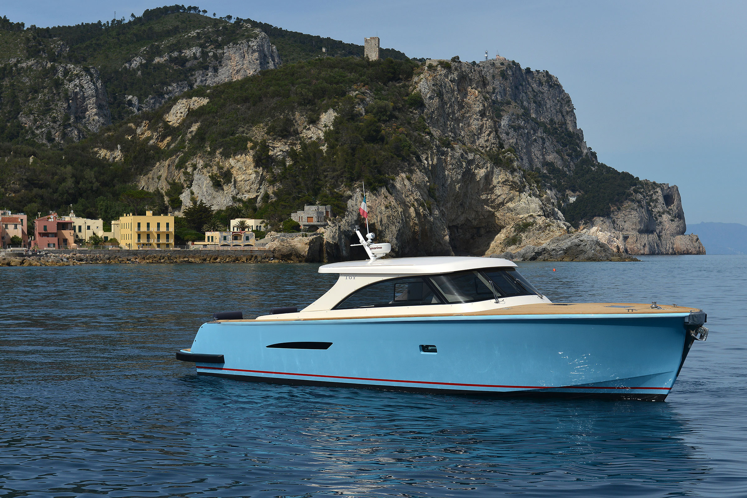 Barca a motore Toy 47 in navigazione a Varigotti
